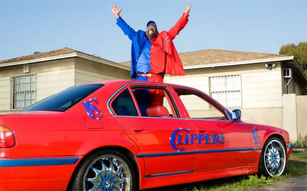 Целуют игроков, читают тренерам книги и колдуют под кольцом. Суперфаны – важная часть шоу в Америке, они популярнее спортсменов