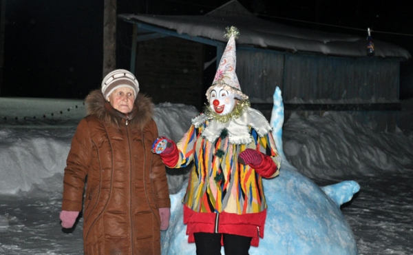 Мужик на ледяной печи спит в центре села Сузунского района