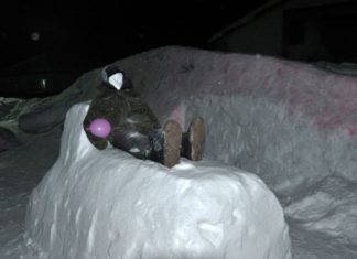 Мужик на ледяной печи спит в центре села Сузунского района