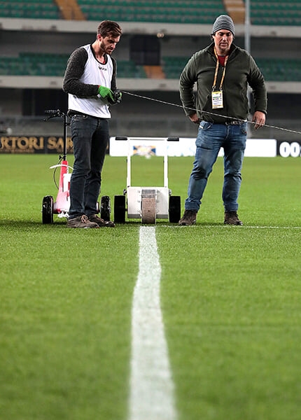 Матч серии А задержали на 15 минут &ndash; перерисовывали кривую разметку 