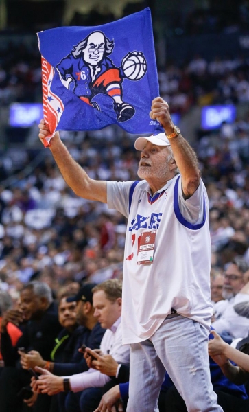 Целуют игроков, читают тренерам книги и колдуют под кольцом. Суперфаны – важная часть шоу в Америке, они популярнее спортсменов