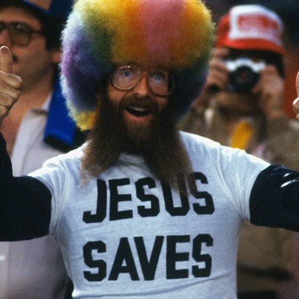 Целуют игроков, читают тренерам книги и колдуют под кольцом. Суперфаны – важная часть шоу в Америке, они популярнее спортсменов