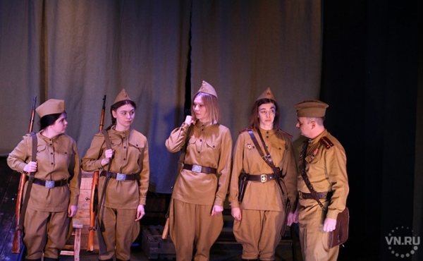 Ужасы войны на сцене показали в праздники артисты из Карасука