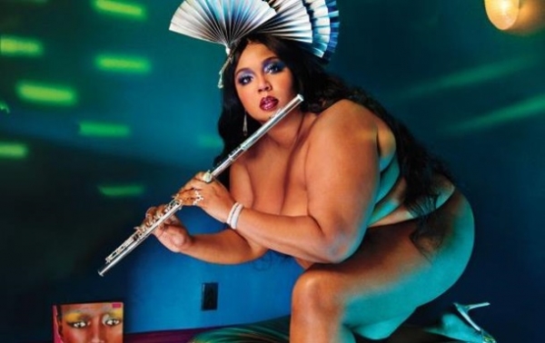 Пышнотелая певица Lizzo разделась для глянца
