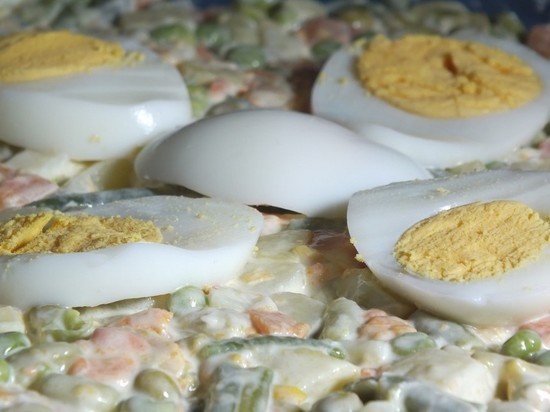 Россиян попросили не доедать новогодние салаты 2 января