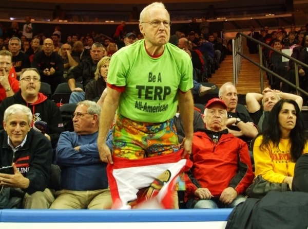 Целуют игроков, читают тренерам книги и колдуют под кольцом. Суперфаны – важная часть шоу в Америке, они популярнее спортсменов