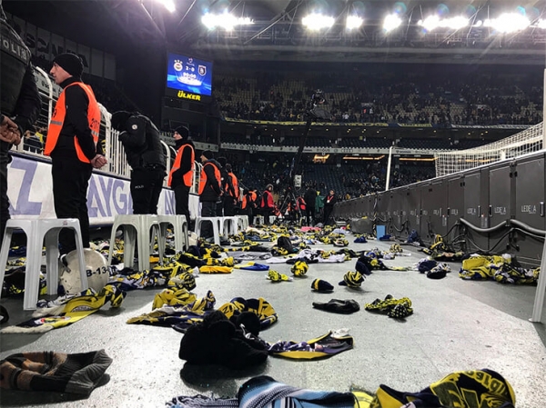 Фанаты «Фенербахче» закидали поле шарфами прямо во время матча. Это красивая акция поддержки пострадавших от землетрясения