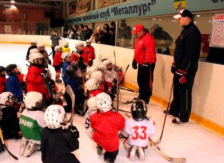 Тренера уволили за то, что он швырял детей на лед и бил клюшкой по голове. Но родители за него заступались