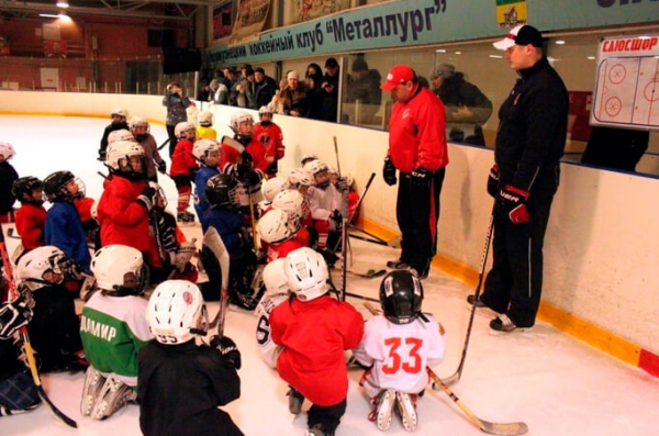 Тренера уволили за то, что он швырял детей на лед и бил клюшкой по голове. Но родители за него заступались