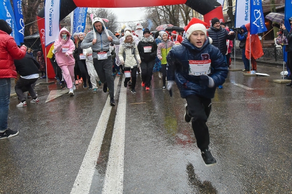 Деды Морозы, олимпийский чемпион и глава Удмуртии пробежали 1 января в Краснодаре марафон