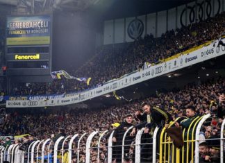 Фанаты «Фенербахче» закидали поле шарфами прямо во время матча. Это красивая акция поддержки пострадавших от землетрясения