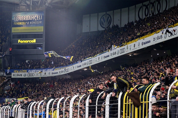 Фанаты «Фенербахче» закидали поле шарфами прямо во время матча. Это красивая акция поддержки пострадавших от землетрясения