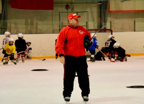 Тренера уволили за то, что он швырял детей на лед и бил клюшкой по голове. Но родители за него заступались