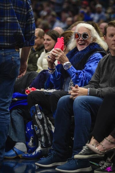 Целуют игроков, читают тренерам книги и колдуют под кольцом. Суперфаны – важная часть шоу в Америке, они популярнее спортсменов