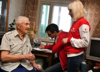 Волонтеры-медики помогают ветеранам войны