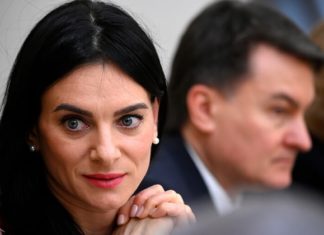 «Теперь понимаю – важная книга». Исинбаева прочитала Конституцию