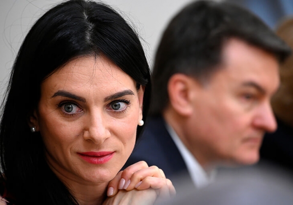 &laquo;Теперь понимаю &ndash; важная книга&raquo;. Исинбаева прочитала Конституцию