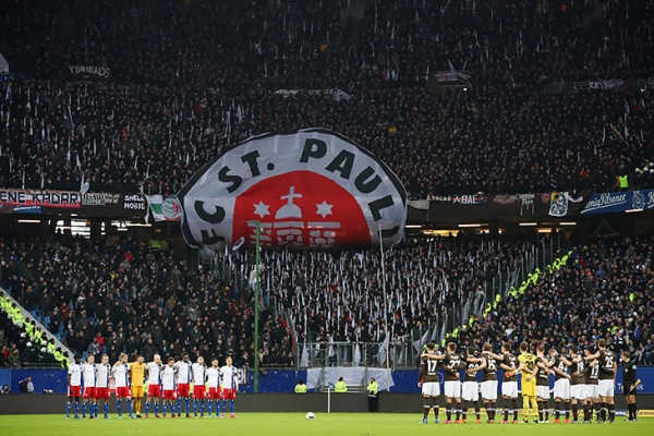 Стадионы Бундеслиги затихают в память о жертвах массового убийства в Ханау