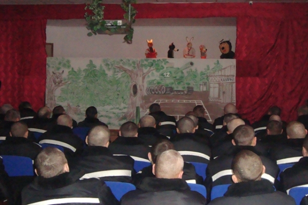 Омские заключенные показали кукольный спектакль про зайца