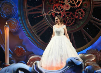 В «Геликоне» зрительницы примерили хрустальный башмачок