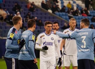 РПЛ вернулась: долгий ВАР, незабитый пенальти, гол в меньшинстве и баннер о свадьбе с игроком «Крыльев»