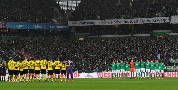 Стадионы Бундеслиги затихают в память о жертвах массового убийства в Ханау