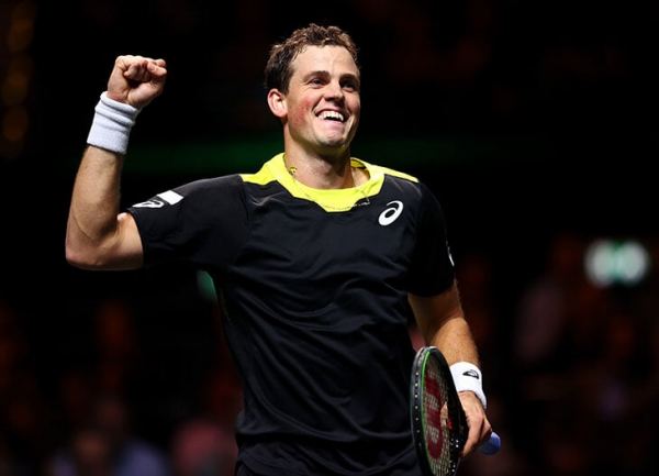 Медведев провалился в Роттердаме: сразу проиграл канадцу, который по ходу матчей пьет кленовый сироп