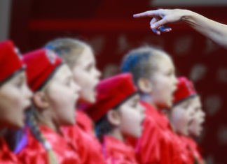 Учитель обматерил школьника за спор с единороссом и получил штраф