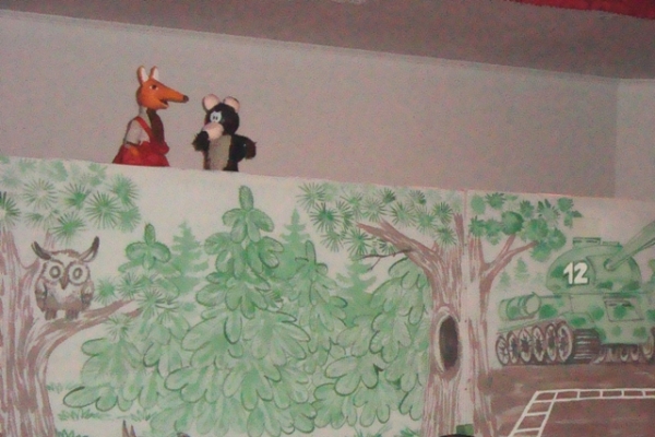 Омские заключенные показали кукольный спектакль про зайца