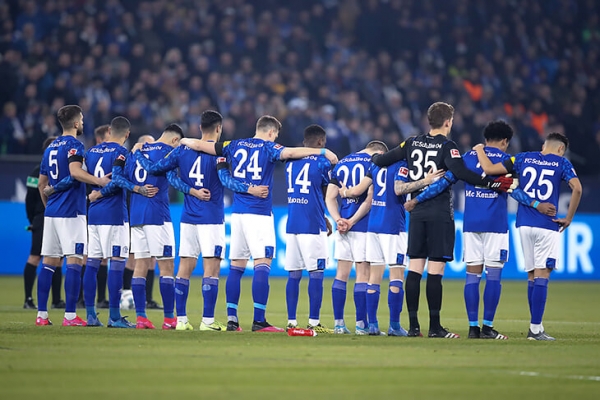 Стадионы Бундеслиги затихают в память о жертвах массового убийства в Ханау