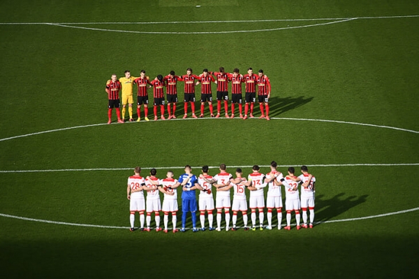 Стадионы Бундеслиги затихают в память о жертвах массового убийства в Ханау