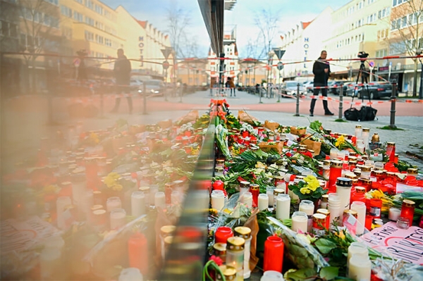 Стадионы Бундеслиги затихают в память о жертвах массового убийства в Ханау