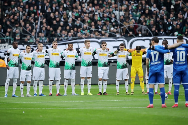 Стадионы Бундеслиги затихают в память о жертвах массового убийства в Ханау