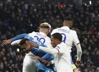 Эпично окровавленный де Лигт: ему разбили голову и расцарапали грудь