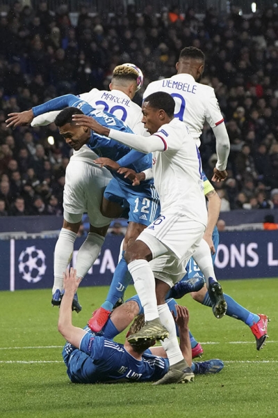 Эпично окровавленный де Лигт: ему разбили голову и расцарапали грудь