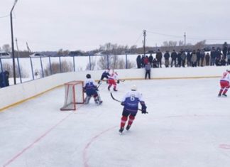 Диван подарили хоккеистам Кыштовки, несмотря на проигрыш «городским»