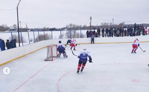 Диван подарили хоккеистам Кыштовки, несмотря на проигрыш &laquo;городским&raquo;