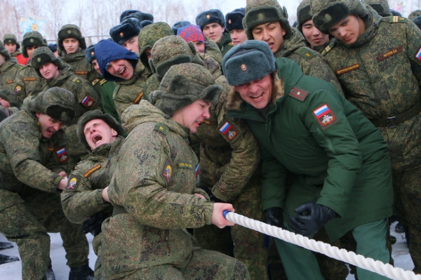 Бурков пел с танкистами-иностранцами на Масленице в Омске