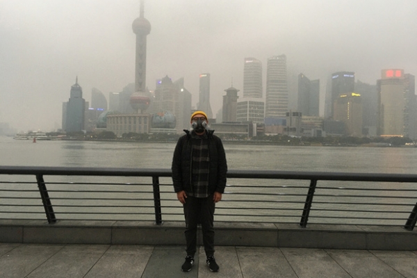 Русский в Китае: «Еду суют через забор, выход по талонам»