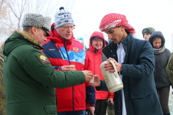 Бурков пел с танкистами-иностранцами на Масленице в Омске