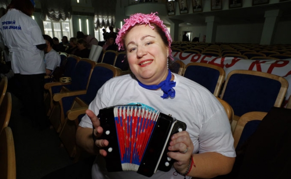 Врач с талией 60 см танцевала с питоном на конкурсе красоты