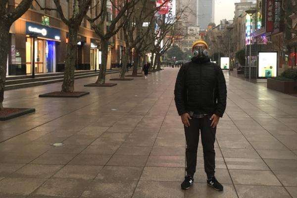 Русский в Китае: «Еду суют через забор, выход по талонам»