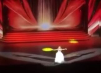 Российская певица упала со сцены и допела песню со сломанной ногой