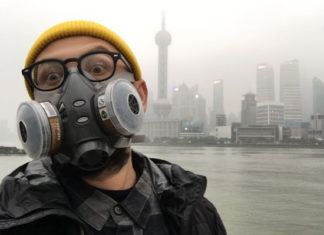 Русский в Китае: «Еду суют через забор, выход по талонам»