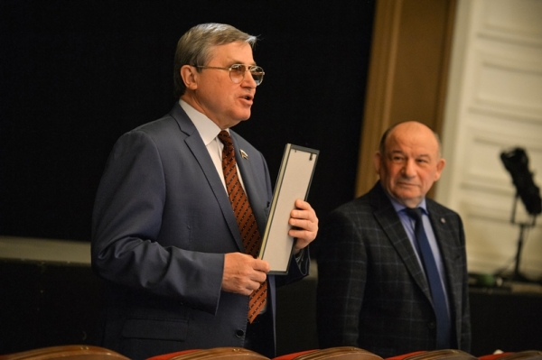 Смолин встретился с коллективом Омской драмы