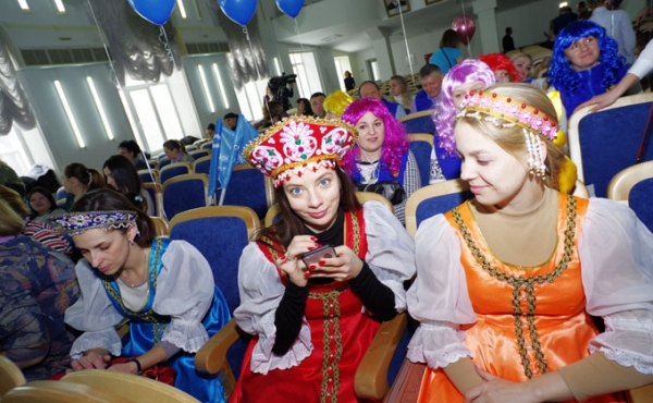 Врач с талией 60 см танцевала с питоном на конкурсе красоты