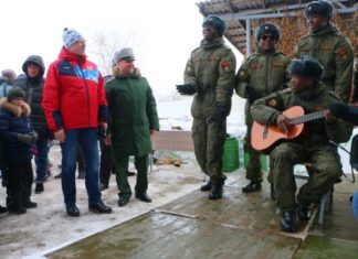 Бурков пел с танкистами-иностранцами на Масленице в Омске