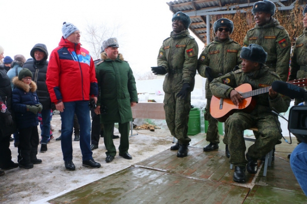 Бурков пел с танкистами-иностранцами на Масленице в Омске