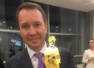 Евгений Миронов получил премию Чаплина из рук его внучки: «Потрясающий артист»