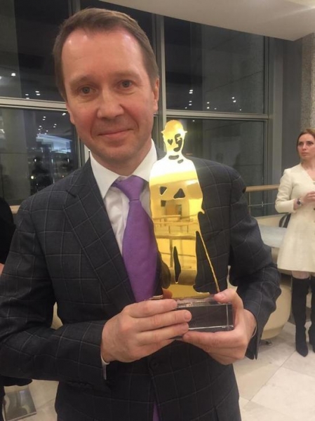 Евгений Миронов получил премию Чаплина из рук его внучки: "Потрясающий артист"